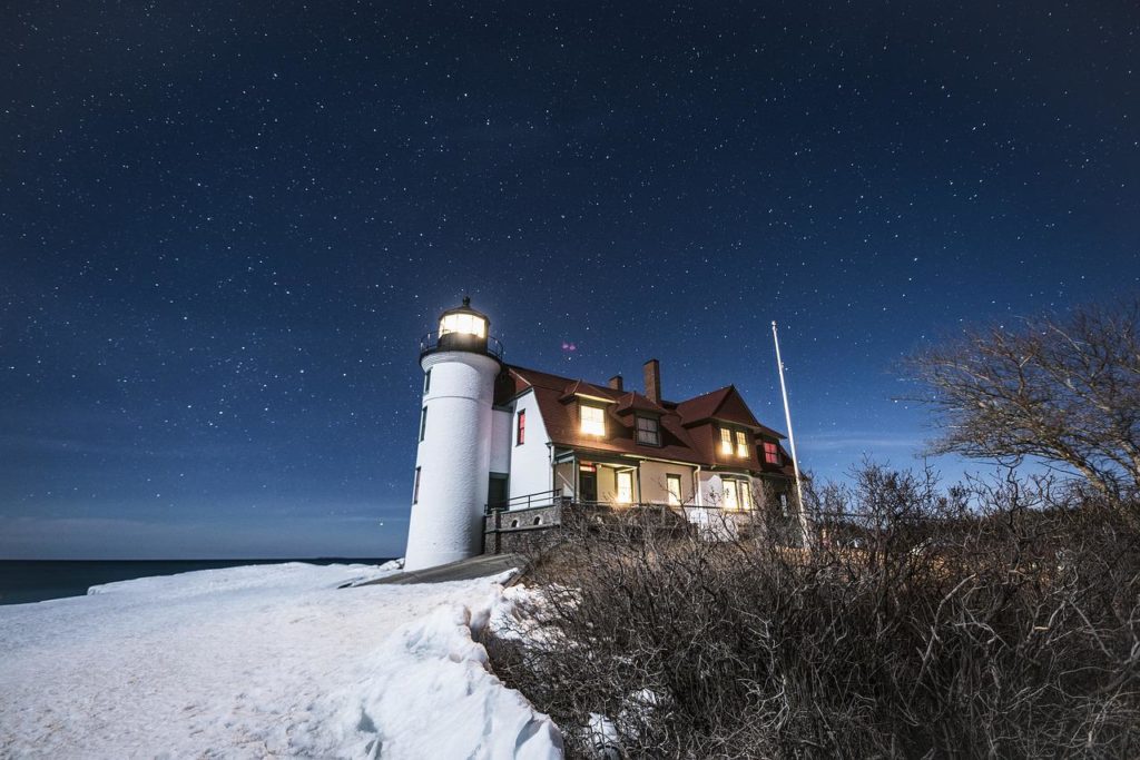 lighthouse, house, snow-3267925.jpg